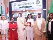 وسام العطاء الوطني.. تكريم كارولين عزمي بالملتقى الثاني للقيادات العربية 