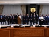 رئيس الوزراء يعقد مائدة مستديرة حول تطوير قطاع التعدين وتعزيز ثقة المستثمرين