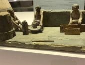 من صناعة الفخار وطحن الحبوب إلى أسرار الكتابة وتقديس الخبز.. متحف آثار الغردقة يكشف كيف حول المصرى القديم مهنه اليومية لمشاهد خالدة وثقها بتماثيل ومجسمات أثرية.. جسد منها قيمة العمل اليدوي ودوره فى بناء الحضارة