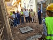 رئيس مياه سوهاج يتفقد الوصلات المنزلية للصرف الصحى ضمن "حياة كريمة"
