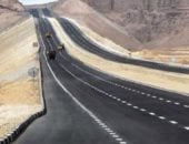 طريق الجلالة معجزة في حضن الجبل.. أنهى عذاب السفر وفتح الاستثمار السياحي .. فيديو
