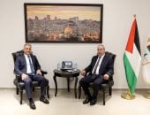 نائب الرئيس الفلسطيني يبحث مع سفير مصر الجديد آخر المستجدات السياسية