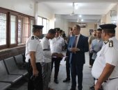 مدير أمن سوهاج يتفقد وحدات تراخيص المرور لمتابعة منظومة الشباك الواحد.. صور