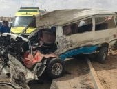 مصرع 5 أشخاص وإصابة 8 آخرين بحادث تصادم ميكروباص وسيارة نقل بالطريق الأوسطى