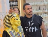 سحر الحضارة المصرية يجذب السياح.. جولة تسوق بين تحف وهدايا الأقصر