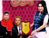 هبة عبد الفتاح تهدى درع الموهوبين للمطرب الصغير علي ممدوح بـ جوهرة مصرية