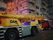 الدفع بمعدات ثقيلة للمشاركة في إزالة العقار المائل بأمبروزو الإسكندرية