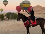 ركوب الخيل والبالون الطائر..  استمتاع سياح العالم برحلات الأقصر