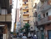 بدء أعمال إزالة العقار المائل بأمبروزو الإسكندرية وتأمين محيطه.. صور وفديو