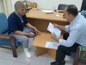 عمل جنوب سيناء تسلم عقد عمل لذوي الهمم بإحدى المنشآت السياحية في دهب
