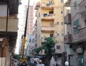 إزالة عقار أمبروزو بالإسكندرية بالكامل لخطورته الداهمة بعد ميله الكبير..صور وفيديو