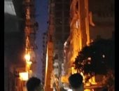 لقطات لعمليات إنزال جميع المنقولات من عقار بدر الجمال المائل بوسط الإسكندرية.. فيديو 