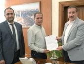 محافظ بورسعيد يوقع 6 عقود جديدة لـ6 مصانع بجنوب المحافظة.. صور