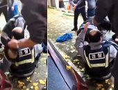 مطاردة شرطى آسيوى لرجل ثمل تتحول إلى مشهد كوميدى