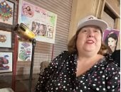 أيقونة شارع الفن.. الفنانة التشكلية سلمى تلهم الجمهور بأعمالها الفنية (فيديو)