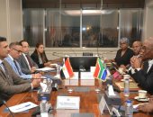 وزير الصناعة يبحث مع نظيره الجنوب إفريقى تعزيز التكامل الصناعى بين البلدين