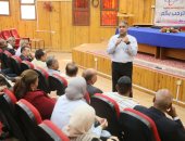 تعليم الوادي الجديد يناقش انتظام الدراسة والتقييمات الأسبوعية بمدارس الخارجة