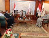 محافظ سوهاج يلتقي نقيب الأشراف بديوان عام المحافظة