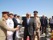 محافظ السويس يضع إكليلا من الزهور على قبر الجندى المجهول فى ذكرى انتصارات أكتوبر