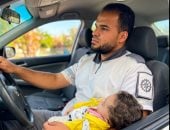 "بين ذراعى مسعف بدلا من حضن أمها".. هند جحجوح رضيعة فلسطينية أوقف القصف على غزة حياتها قبل أن تبدأ.. لم تمهلها الحرب وقتا لتقول كلمتها الأولى أو تخطو خطوتها.. وغابت قبل أن تنطق أول كلمة