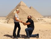 اتخطبوا عند الأهرامات.. أمريكيان يحولان زفافهما إلى حملة لدعم أطفال السرطان