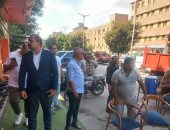 ضبط سيارة محملة بمخلفات بناء ومصادرة إشغالات فى حملة موسعة بالعجوزة.. صور