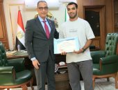 موقف يجسد شهامة المصريين.. محافظ الجيزة يكرم منقذ طفل أرض اللواء «صور»
