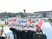 سيدة تلقى الشعر أمام قبر السادات فى الذكري 53 لنصر أكتوبر