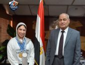 رئيس كهرباء شمال القاهرة يكرم "روفيدا فتحي" لرفع الأثقال