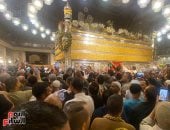 «نحن في ساحة الحسين نزلنا».. المصريون يحيون ذكرى استقرار رأس الحسين.. وخدمات الطرق الصوفية تقدم الطعام والشراب للزوار.. وانتشار حلقات الذكر والابتهالات.. والشيخ ياسين التهامي ينشد داخل المسجد.. صور
