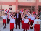 طلاب مدرسة ميت ربيعة البيضاء يحتفلون بذكرى انتصارات أكتوبر بالأعلام والأغاني الوطنية