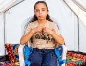 ملك طفلة فقدت عائلتها وجزءا من جسدها في غزة وتبحث عن يد تمسك بها