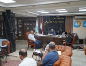 رئيس مياه سوهاج يبحث موقف تسليم مشروعات مياه الشرب والصرف الصحى