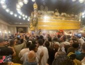 الآلاف من المصريين يحتفلون بذكرى استقرار رأس الحسين بمصر.. الحبيب الجفرى يدعو لمصر وأن يحفظ الله قائدها وجيشها.. وانتشار واسع لبائعى الحلوى وسط توافد طلبة العلم والزائرين.. صور