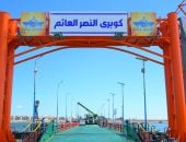 محافظ بورسعيد يتابع تركيب كوبرى النصر العائم 1 استعدادا لافتتاحه فى العيد القومى