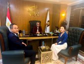 محافظ الوادي الجديد تبحث دعم القطاعين التعليمي والصحي مع وفد شركة (CSCEC)