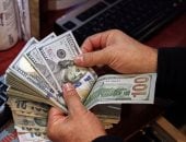 سعر الدولار يستقر فوق الـ52 جنيها في البنوك والمركزي يسجل 52.74 للبيع