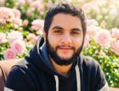 فقد أمه وزوجته بعد انتظار مولودهما في الشهر الأخير.. عاش يحمل في قلبه طفلا ولم يُكتب له أن يرى النور.. حكاية مجدي الأيوبي خرج من الحرب حيا ولم يخرج من وجع الفقد.. ظل يحمل صور عائلته وذكرياتهم حتى لحق بهم في غزة