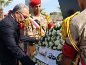 محافظ الإسماعيلية يضع إكليل الزهور على النصب التذكارى لشهداء الجيش الثاني 