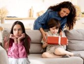أخوك أحسن منك.. ما هى الآثار السلبية للمقارنة على طفلك وكيف تحميه منها؟