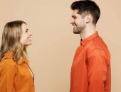 نظرة تكشف الإعجاب وأخرى تربك الحسابات.. ما سر حيلة "العيون اللزجة"؟