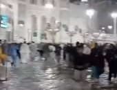 تفاعل عفوي للأطفال مع أجواء الأمطار في المسجد الحرام (فيديو)