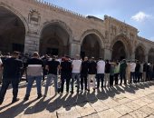 عشرات الآلاف يؤدون صلاة الجمعة فى الأقصى رغم إجراءات الاحتلال الإسرائيلى