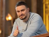 ياسين نجل أحمد السقا يخضع لجراحة فى الرباط الصليبى.. ووالده يرافقه بالمستشفى