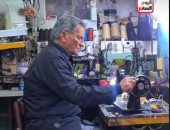 «دكتور المكن».. حكاية 60 سنة مع ماكينات الخياطة القديمة فى السيدة زينب