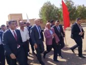 وزير التربية والتعليم يجرى جولة تفقدية بمدارس حلايب وشلاتين.. صور