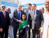 بعد فيديو تحية العلم.. وزير التعليم يلتقي طالب شلاتين ويشيد بحبه للوطن.. فيديو