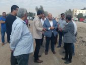 نائب محافظ الجيزة يتفقد أعمال توسعة ورصف طريق المنصورية بأبو النمرس 