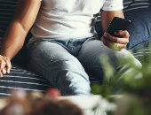معاكِ بجسمه وتركيزه فى الموبايل.. ما معنى "خيانة الانتباه" فى العلاقات؟