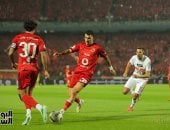 بعد 10 ثوان فقط.. لاعبو الأهلى والزمالك يطالبون بتغيير الكرة لعدم صلاحيتها